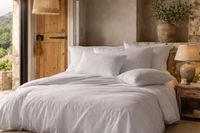 Ropa de cama de algodón lavado en un dormitorio mediterráneo Ropa de cama de algodón lavado en un dormitorio mediterráneo