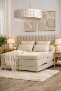 Schwedisches Boxspringbett mit verstellbarem System in einem hellen, natürlichen Schlafzimmer.