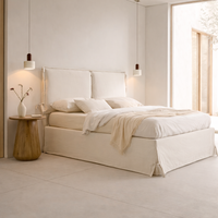 Gepolstertes Bett mit abnehmbarem Bezug in neutralen Farben und natürlichem Wohnstil.