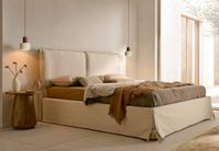 Cama SIENA tapizada en lino con faldilla desenfundable y colchón encastrado en dormitorio de estilo mediterráneo Cama SIENA tapizada en lino con faldilla desenfundable y colchón encastrado en dormitorio de estilo mediterráneo