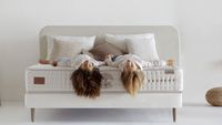 Kinder liegen entspannt auf einer Premium-Matratze im Showroom von Palma Beds in Mallorca Kinder liegen entspannt auf einer Premium-Matratze im Showroom von Palma Beds in Mallorca