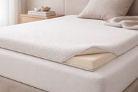 Memory-Foam-Topper mit anpassungsfähigem Komfortschaum auf Matratze Memory-Foam-Topper mit anpassungsfähigem Komfortschaum auf Matratze