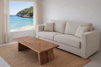 Sofá cama SELLA en tonos neutros en salón luminoso con vistas al mar. Sofá cama SELLA en tonos neutros en salón luminoso con vistas al mar.