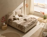 Polsterbett ELSA mit weichem Kopfteil und hellem Leinenbettwäsche in natürlichem Ambiente Polsterbett ELSA mit weichem Kopfteil und hellem Leinenbettwäsche in natürlichem Ambiente