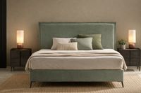 Bettkasten SECRET mit Metallfüßen und gepolsterter Oberfläche in modernem Schlafzimmer Bettkasten SECRET mit Metallfüßen und gepolsterter Oberfläche in modernem Schlafzimmer