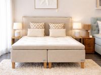 Svensk boxspring-säng PRINCESS med minimalistisk design, stoppad klädsel och balanserad sovkomfort. Svensk boxspring-säng PRINCESS med minimalistisk design, stoppad klädsel och balanserad sovkomfort.
